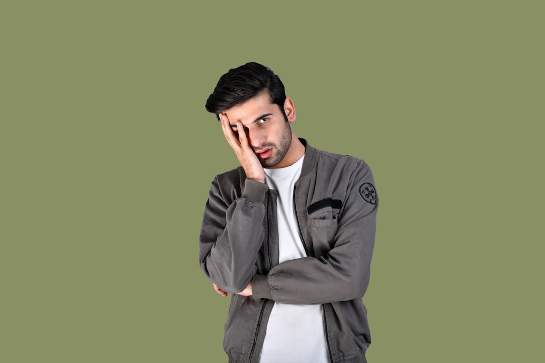 روانشناسی فومو در پامپ میم‌کوین‌ها: چگونه از دام هیجانات جمعی فرار کنیم؟